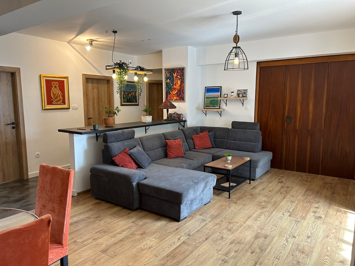 Living room & dining area 2