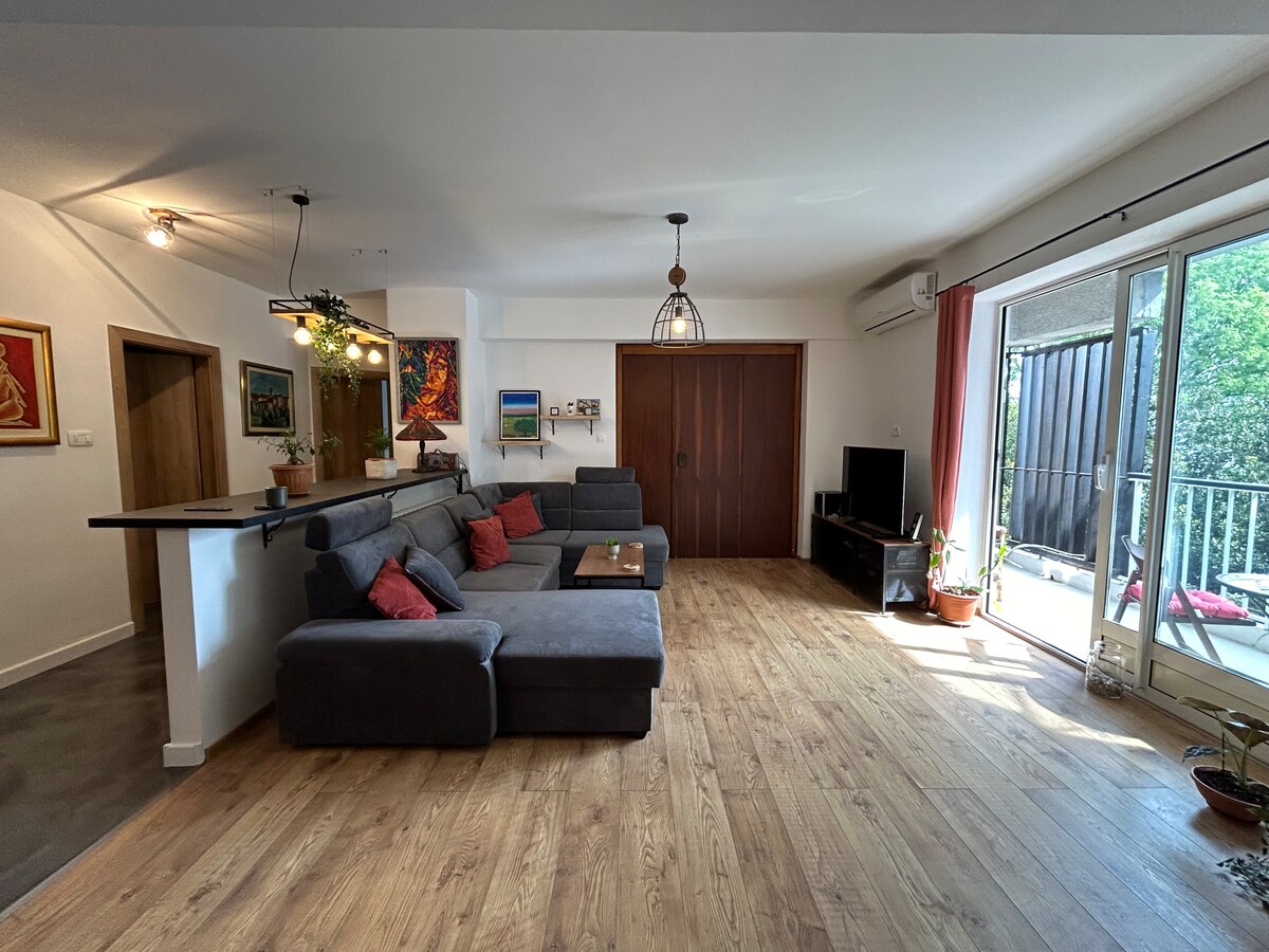 Living room & dining area 6