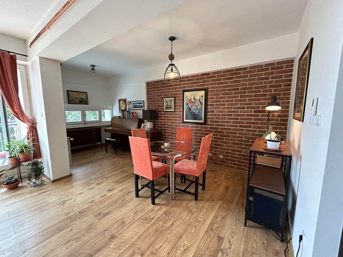 Living room & dining area 9