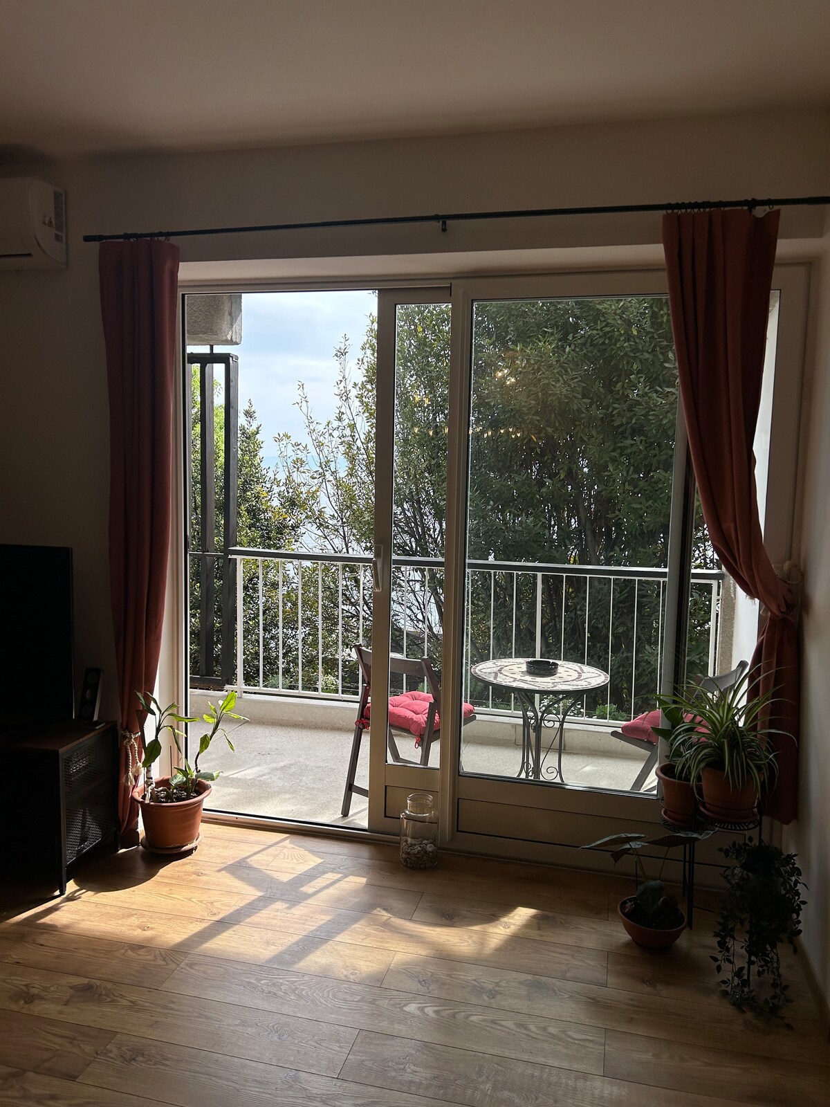Living room & dining area 5