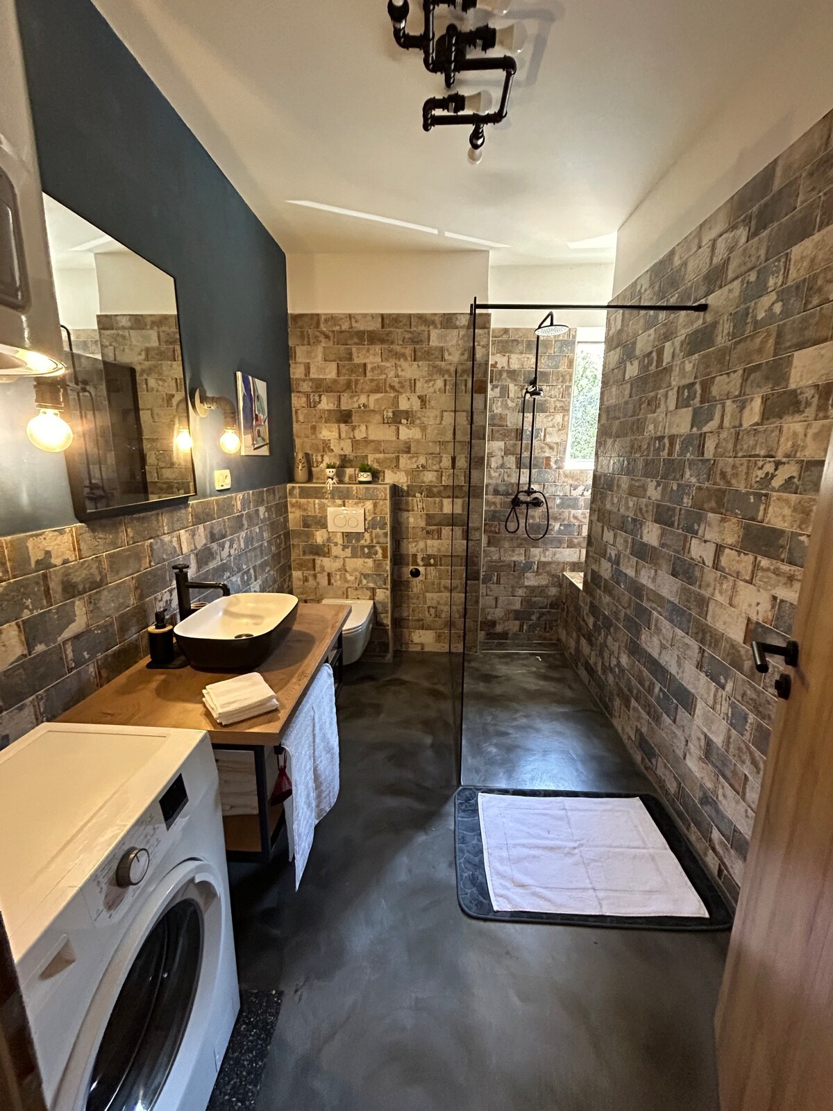Full bathroom 1