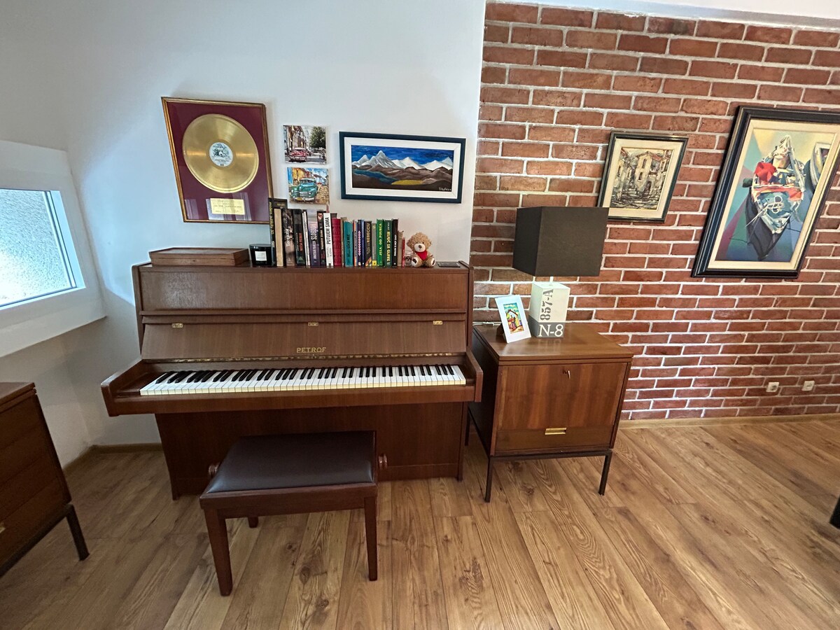 Living room & dining area 7