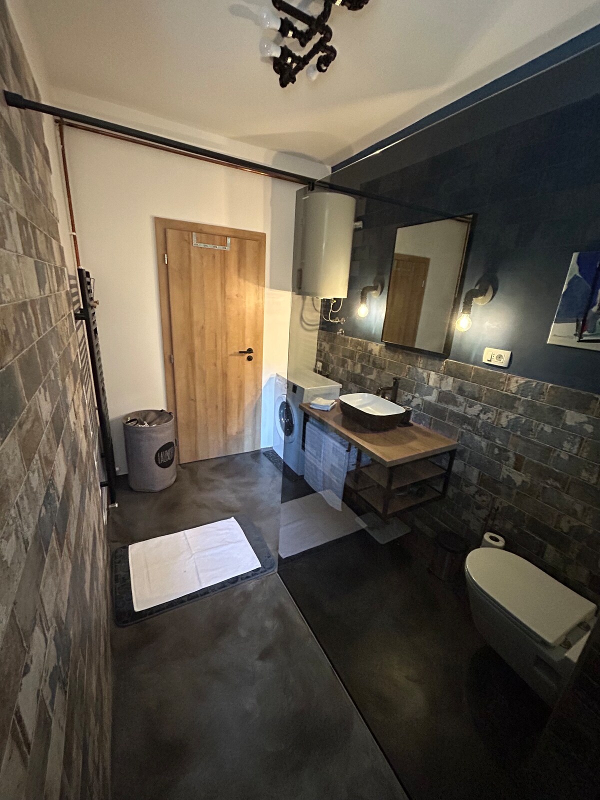 Full bathroom 2
